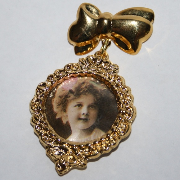 Vintage Jewelry - Beautiful vintage photo brooch like new